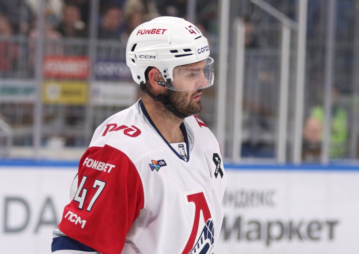 Чемпион КХЛ вырвал победу у Салавата Юлаева уступая 0 2 Ярославский Локомотив победил уфимский Салават Юлаев в домашнем матче регулярного чемпионата КХЛ уступая за десять минут до конца встречи Игра завершилась в овертайме со счетом 4 3 Гости вели в счете до 51 й минуты Локомотив смог сравнять и выйти вперед но уфимцы перевели встречу в дополнительное время У действующих чемпионов отличились Георгий Иванов 23 я минута Никита Кирьянов 51 я Александр Радулов 54 я и Максим Шалунов 65 я У Салавата Юлаева забили Артем Горшков 16 я Владислав Ефремов 18 я и Джек Родуолд 59 я 39 летний Радулов является лучшим бомбардиром и снайпером Локомотива 13 голов и 14 передач Global Look Press Подписаться на РБК Спорт