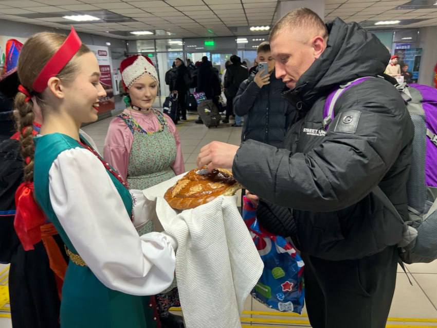 В Читу прибыли главный судья и участники чемпионата Вооружённых сил России по армейскому рукопашному бою.  Более 120 спортсменов из разных военных округов и видов войск прибыли в Читу для участия в чемпионате России по армейскому рукопашному бою. Главный судья соревнований и первые участники были встречены в читинском аэропорту 12 марта. В рамках подготовки к международным соревнованиям по армейскому рукопашному бою, которые пройдут в ноябре 2025 года, в Читу также прибыли гости из Мьянмы для ознакомления с правилами чемпионата.   Финальные поединки чемпионата, которые начнутся 15 марта в 15:30, будут показаны в прямом эфире федеральным телеканалом «Матч Боец». Торжественное открытие состоится 15 марта в 15:00 в спортивном комплексе «Мегаполис-спорт», предварительные бои пройдут 14 марта с 11:00. Вход свободный.  Фото: Минспорта Забайкалья