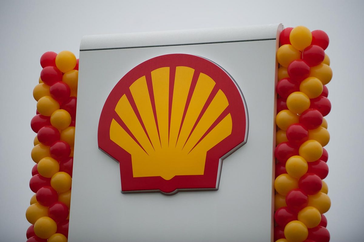 Shell официально открестилась от покупки BP Британская нефтегазовая компания Shell официально опровергла слухи о ведении переговоров с британской BP о возможном поглощении, которые продолжают распространяться в западных СМИ. "В ответ на недавние спекуляции средств массовой информации Shell хотела бы уточнить, что она не рассматривала возможность активного предложения для BP и подтверждает, что она не обращалась к BP и не вела с ней переговоров относительно возможного предложения", – сообщила компания. "Речь идет о рыночных спекуляциях. Никаких переговоров не проводится", — добавили в пресс-службе. Последний раз о поглощении писала The Wall Street Journal со ссылкой на источники. В случае реализации сделка могла бы войти в число крупнейших в истории нефтегазовой отрасли. О том, что Shell рассматривает возможность покупки BP и уже работает с консультантами для оценки потенциального поглощения, воспользовавшись снижением цены энергетического гиганта из-за снижения цены нефти, сообщал и Bloomberg. Заметим, что компании несколько лет назад были почти равны по размеру бизнеса, но за последние несколько лет Shell выросла в цене почти вдвое по сравнению с BP. Разговоры о поглощении BP идут на фоне аналогичных сделок по покупке крупных активов со стороны американских гигантов: Exxon и Chevron.