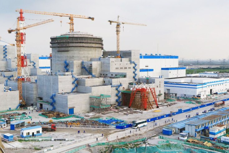 Машиностроительная корпорация Сплав отправила партию трубопроводной арматуры для китайских атомных электростанций В декабре машиностроительная корпорация Сплав завершила отгрузку трубопроводной арматуры для двух атомных электростанций возводимых ГК Росатом в Китайской Народной Республике Оборудование предназначено для энергоблоков 7 8 Тяньваньской АЭС и 3 4 АЭС Сюйдапу Поставленная продукция будет установлена в ключевых технологических системах атомных станций и обеспечит их безопасную надёжную и бесперебойную работу Сотрудничество с Китаем в области атомной энергетики продолжается уже 25 лет За это время при участии машиностроительной корпорации в КНР были построены 8 энергоблоков атомных электростанций Реализация текущих проектов стала очередным подтверждением высокого уровня доверия к новгородскому предприятию со стороны международных партнёров Для Новгородской области такие проекты имеют стратегическое значение Сплав демонстрирует что региональная промышленность способна успешно работать на глобальном рынке участвовать в крупнейших международных проектах и формировать репутацию России как надёжного технологического партнёра