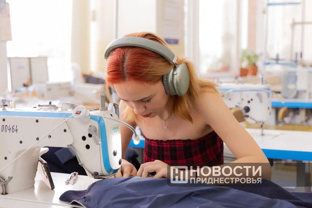 200 швей готова принять на работу тираспольская фабрика «Одема». Можно пойти и в ученики на три месяца. Ученикам платят ежемесячную стипендию в 2,5 тысячи рублей плюс стоимость той работы, которую они выполнят.  Зарплата же квалифицированной швеи при выполнении плана может составлять 8,6 тысячи рублей. Оплата труда на «Одеме» – сдельно-премиальная.   Сейчас на предприятии трудятся как молодые швеи, так и очень опытные, у которых более 40 лет стажа.   В этом году «Одеме» будет 80 лет.