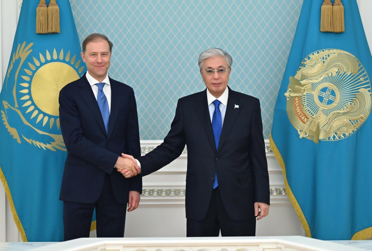 Токаев принял первого заместителя председателя Правительства России Дениса Мантурова Рассмотрены ключевые направления многопланового двустороннего сотрудничества в контексте повестки предстоящего государственного визита президента Казахстана в Москву Токаев подчеркнул важность предстоящего визита и уверен в том что переговоры будут успешными Глава государства обратил внимание на активную и скоординированную работу правительств двух стран благодаря которой Россия неизменно остается одним из ведущих торгово экономических партнеров Казахстана Россия является одним из лидеров по темпам и объемам инвестиций в экономику Казахстана В 2024 году их общий объем достиг 4 млрд долларов Мантуров выразил признательность за теплый прием и подтвердил готовность российской стороны к дальнейшему углублению двустороннего взаимодействия Он отметил что между странами уже создана прочная основа для развития совместных проектов выразив уверенность в их успешной реализации