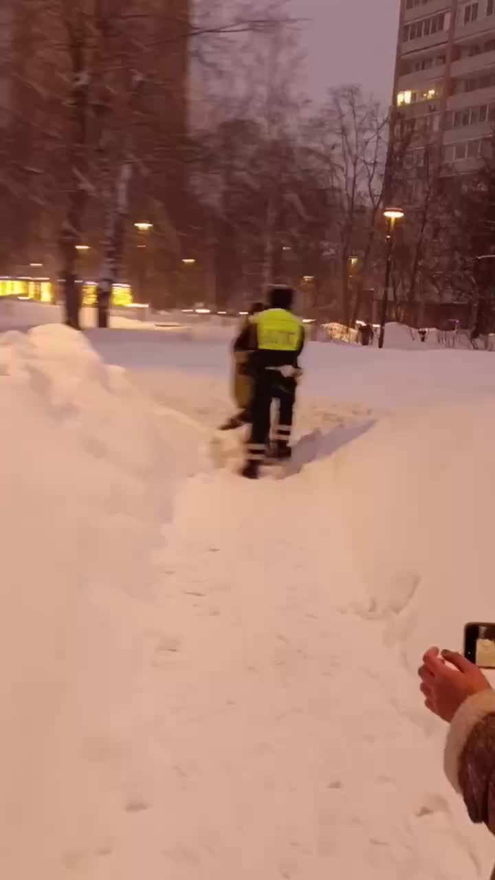 Задержания на акциях памяти в России: цветы и протесты