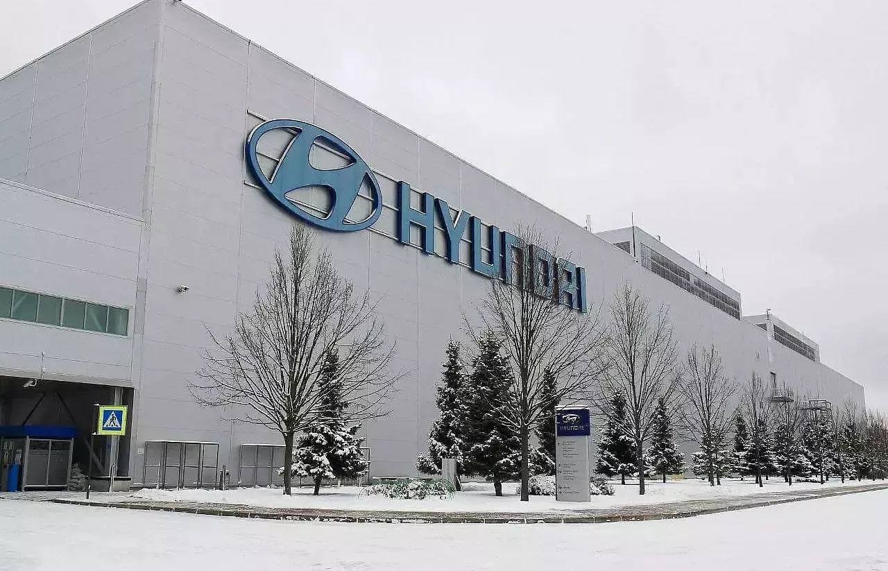 Hyundai окончательно отказался от возврата российского завода Hyundai не будет выкупать российские автозаводы и досрочно отказался от опциона на обратный выкуп срок которого истекает 31 января Об этом сообщила Газета Ru со ссылкой на источники близкие к холдингу AGR Завод Hyundai перешёл в собственность AGR в январе 2024 года за символическую сумму при этом корейский концерн сохранил право вернуть активы в течение двух лет В сделку также входила площадка GM в Шушарах приобретённая Hyundai в 2020 году По оценкам общий объём инвестиций Hyundai в российские активы достигал около 500 млн примерно 45 млрд autonews youtube
