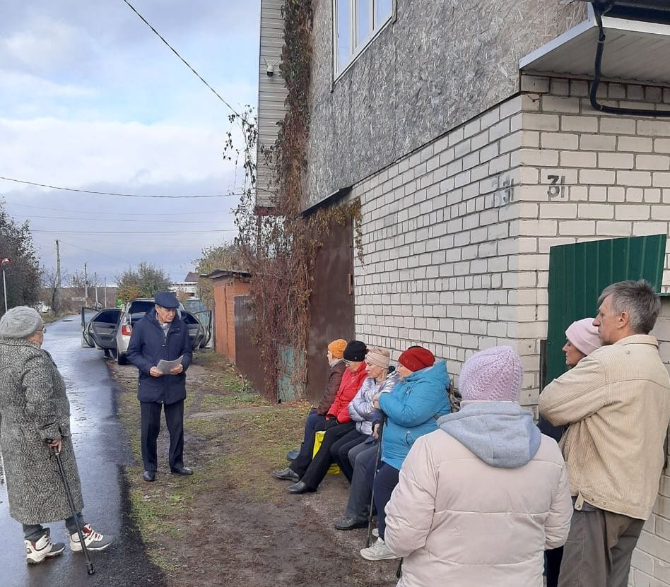 Сотрудники администрации Сеймского округа и представители управления по делам ГО и ЧС встретились с жителями улицы Ольховской.  С горожанами традиционно поговорили о:  — противопожарной безопасности на территории частных домов; — соблюдении санитарного порядка; — проведении противоэпидемиологических мероприятий по недопущению распространения заболеваний домашних животных и птицы;  — противодействию наркопреступности и другим правонарушениям.   По итогам встречи жителям были вручены памятки с полезной информацией.  #НовостиКурска