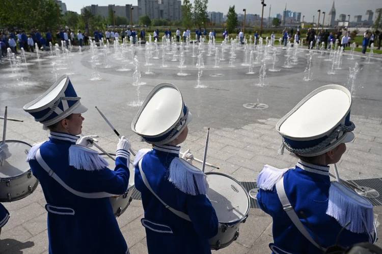 Новый светомузыкальный фонтан открыли в Линейном парке на Васильевском острове Ещё несколько лет назад на его месте, то есть в сквере Александра Володина на пересечении Морской набережной и реки Смоленки, была сплошная свалка. Более того, здесь хотели развернуть строительство жилья. Но участок удалось отстоять и превратить его в зелёную зону. Сегодня, 29 мая, здесь открыли второй по величине фонтан в городе. Высота его струй достигает 9 метров! А название новой «водной жемчужине» должны придумать сами петербуржцы. Какие у вас идеи? : «Петербургский Дневник» : СПб — отдай свой буст нам