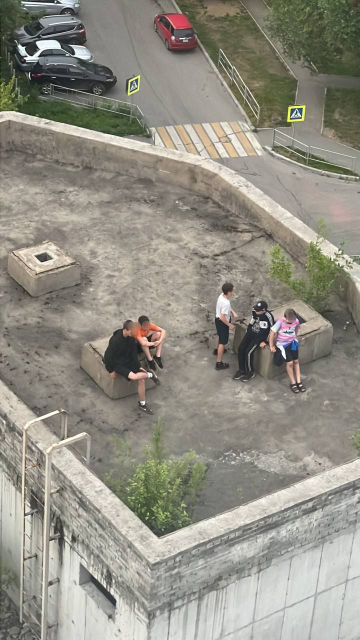 Подростки облюбовали недострой на улице Карла Маркса в Хабаровске Хабаровчане, проживающие в домах № 99а и 99в на улице Карла Маркса, стали часто замечать подростков, которые собираются на крыше стоящего рядом недостроя. Горожане опасаются за жизнь детей и просят губернатора принять меры. «Подростки поднимаются на крышу недостроя и проводят там время. Здание недостроенное, охраны там нет, находиться в нем опасно, тем более сидеть на крыше. Просьба связаться с собственником помещения и закрыть территорию для посторонних, а лучше достроить», – пишут хабаровчане в чат губернатору Дмитрию Демешину. Будь в курсе событий.
