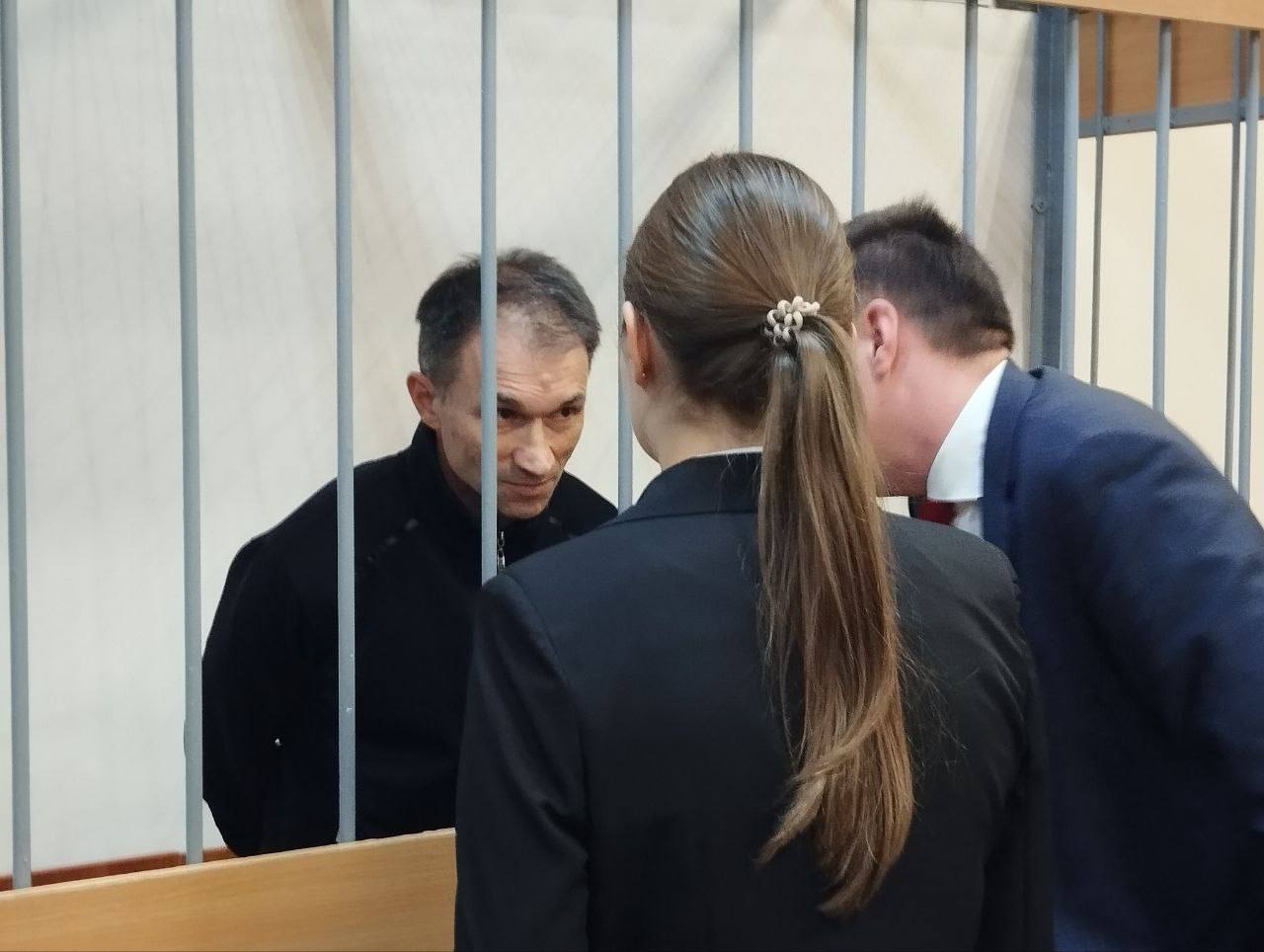 Прокурор запросил 6 лет колонии для бывшего издателя газеты Мой район и совладельца iGooods В Петроградском районном суде начались прения по делу Григория Куниса его судят за финансирование экстремистской организации Как сообщает корреспондент Ротонды прокурор запросил суд наказание в виде шести лет колонии общего режима Куниса судят за 7 переводов ФБК по 500 рублей которые он сделал после признания фонда экстремистской организацией На предыдущем заседании Кунис признал вину Я их расследования просматривал исключительно с журналистской точки зрения это была профессиональная работа Я и к конкурентам внимательно относился И считал важным поддерживать И при моём доходе в пять миллионов в год 500 рублей в месяц это мизер объяснял он Через несколько месяцев после признания их экстремистами я аннулировал подписку на донаты поскольку понимал противоправность своих действий В суде Кунис также добавил что сожалеет об этих пожертвованиях Любое наказание будет весомым уроком для меня Я бы хотел быть со своими детьми и помогать родителям Григорию Кунису 58 лет В 1990 е он издавал англоязычный еженедельник The St Petersburg Times а с 2003 по 2014 возглавлял газету Мой район В 2014 м Кунис организовал в Петербурге первое крупное шествие Бессмертного полка Позже он основал сервис доставки iGooods в пандемии оборот компании составлял более 5 млрд рублей признан иноагентом экстремистской и террористической организацией