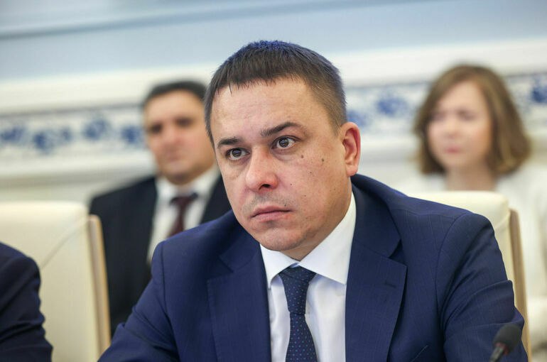Предложение о запрете рекламы ставок на спорт Сенатор Айрат Гибатдинов предложил Федеральной антимонопольной службе запретить рекламу ставок на спорт, чтобы защитить граждан от игровой зависимости. Он считает, что реклама таких услуг создает ложный образ лёгкого заработка, не предупреждая о рисках. Гибатдинов предлагает ввести аналогичные ограничения, что существуют для рекламы алкоголя и табака. Он отмечает, что слоганы часто мотивируют на участие, подогревая иллюзии о выигрыше, что требует реакции со стороны властей.
