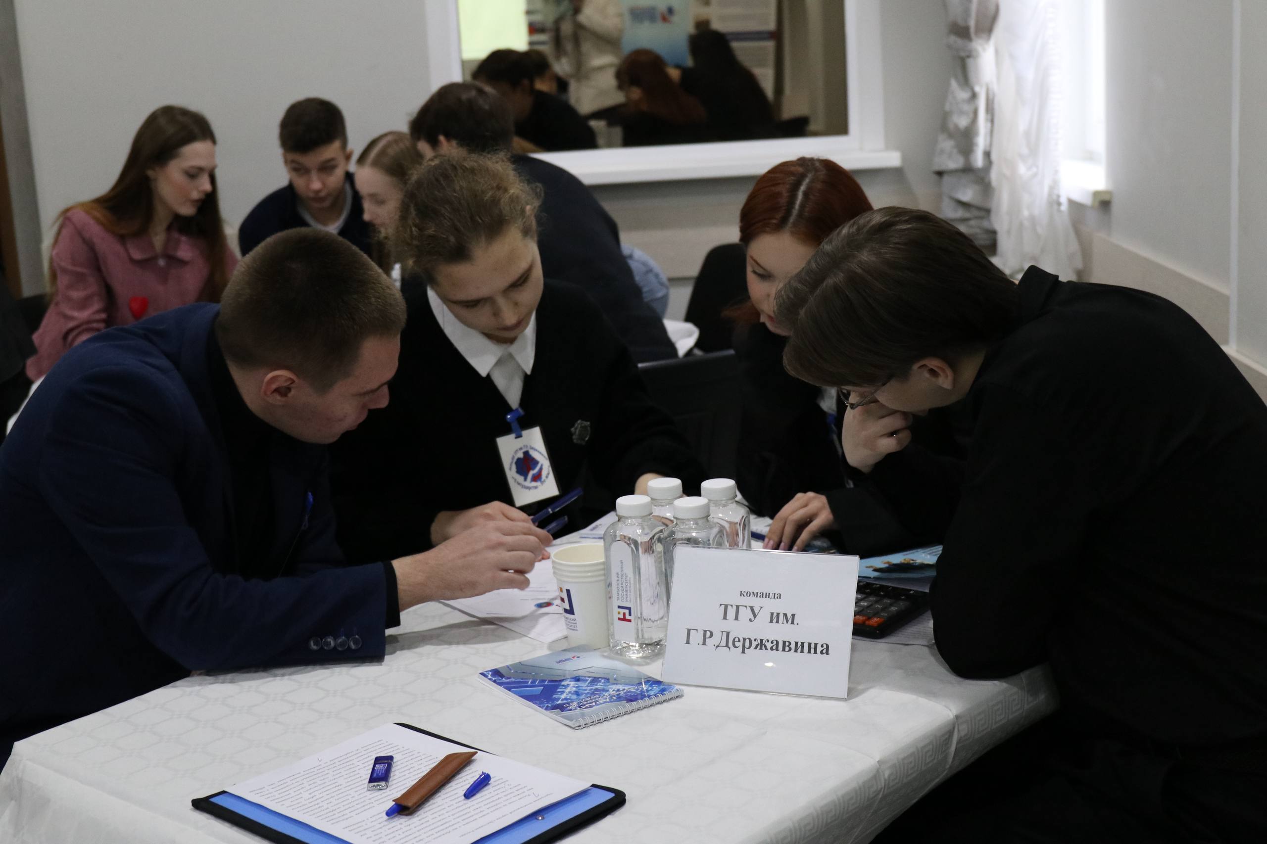 В Тамбовской области стартовала Межрегиональная деловая игра по конституционному праву Сегодня на базе отдыха Галдым избирательная комиссия Тамбовской области совместно с Тамбовским государственным университетом имени Г Р Державина и тамбовским региональным отделением Ассоциации юристов России проводит деловую игру по конституционному праву В этом году одиннадцатая по счету она посвящена теме Избирательное право и избирательный процесс и приурочена ко Дню Конституции Российской Федерации Впервые деловая игра имеет межрегиональный статус Участниками игры стали команды из Воронежского госуниверситета Липецкого государственного педагогического университета имени П П Семёнова Тян Шанского Тамбовского государственного университета имени Г Р Державина Тамбовского государственного технического университета Тамбовского филиала Российской академии народного хозяйства и государственной службы при Президенте Российской Федерации и Тамбовского филиала Российского нового университета Оценивают знания участников команд руководители региональных избирательных комиссий В состав жюри вошли председатель избирательной комиссии Тамбовской области Андрей Офицеров председатель избирательной комиссии Воронежской области Илья Иванов и председатель избирательной комиссии Липецкой области Сергей Елманов избирком68 деловаяигра