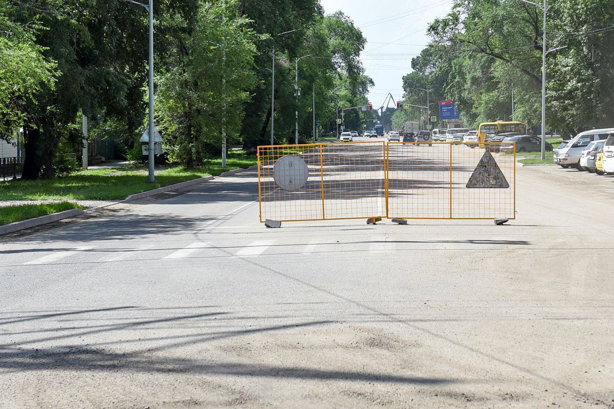 Заммэра Благовещенска оштрафовали за плохое состояние дорог в центре города и микрорайоне В апреле-мае 2025 года прокуратура Благовещенска и ГИБДД провели проверки дорог города. Их неудовлетворительное состояние заметили на улицах Пионерской, 50-летия Октября, Институтской, Кантемирова и Студенческой. Несмотря на предписания, нарушения не устранили вовремя, что угрожало безопасности водителей и пешеходов. Мировой судья признал чиновника виновным в несоблюдении требований по обеспечению безопасности дорожного движения при содержании дорог. Заммэру придется заплатить 20 тысяч рублей.