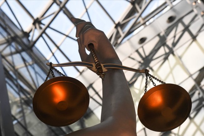 В России не будут исполняться постановления иностранных уголовных судов наделенных полномочиями без ее участия Такой правительственный закон Совет Федерации одобрил на заседании 19 декабря Устанавливается что не подлежат исполнению в Российской Федерации постановления судов иностранных государств наделенных полномочиями в сфере уголовного судопроизводства другими иностранными государствами без ее участия и международных судебных органов компетенция которых не основана на международном договоре РФ или резолюции Совета Безопасности ООН принятой в рамках реализации полномочий предусмотренных главой VII Устава ООН сообщил глава Комитета СФ по конституционному законодательству и госстроительству Андрей Клишас Данный подход соответствует обновленным положениям Конституции статья 79 отметил сенатор Документ должен вступить в силу по истечении десяти дней после дня его официального опубликования Фото РИА Новости Подписаться на Российскую газету в   Читать нас в MAX