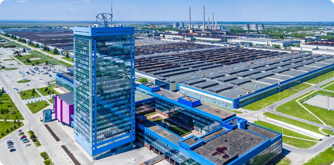 АвтоВАЗ возобновил производство после новогодних каникул вернул 5 дневную рабочую неделю С 29 сентября концерн перешел на режим неполной 4 дневной рабочей недели предполагалось что 4 дневка продлится 6 месяцев но видимо конъюнктура улучшилась Что ж дай бог Новость хорошая прежде всего для партнеров и подрядчиков АвтоВАЗа таких например как псковское ПАО АВАР Производственный план АвтоВАЗа на 2026 год предполагает выпуск 400 тыс автомобилей