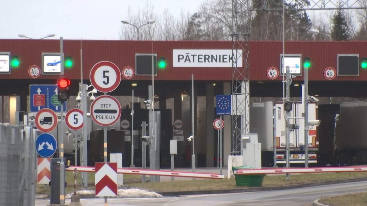 Движение грузовиков в латвийском погранпереходе Патерниеки возобновлено Сотрудники латвийского пункта пропуска Патерниеки с белорусской стороны — Григоровщина возобновили оформление грузового транспорта в 12:00. В настоящее время выезда в Латвию ожидают более 560 грузовых транспортных средств. Подпишись — Минская правда MLYN.by