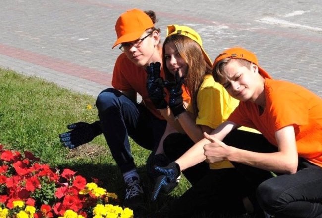 Подросткам гарантировали рабочие места Сейчас в законе об основных гарантиях прав ребенка в России установлено что работникам моложе 18 лет предоставляются льготы при трудоустройстве А точнее для них у работодателей должны быть квоты Но при этом в законе о занятости населения говорится что квотирование рабочих мест на федеральном уровне предусмотрено только для инвалидов Госдума приняла закон о трудовых квотах для несовершеннолетних Принятым законопроектом мы устранили противоречие в законодательстве и помогли той части молодежи которая хочет и готова работать прямо сейчас пояснил Российской газете заместитель председателя Комитета Госдумы по молодежной политике Александр Толмачев фракция Единая Россия Он подчеркнул что многим нужна поддержка в начале трудового пути Подростки одна из самых уязвимых категорий населения Поэтому барьеры которые возникли не по их вине государство помогает устранить В компаниях на производстве создаются гарантированные трудовые места Подписаться на Российскую газету в Читать нас в MAX