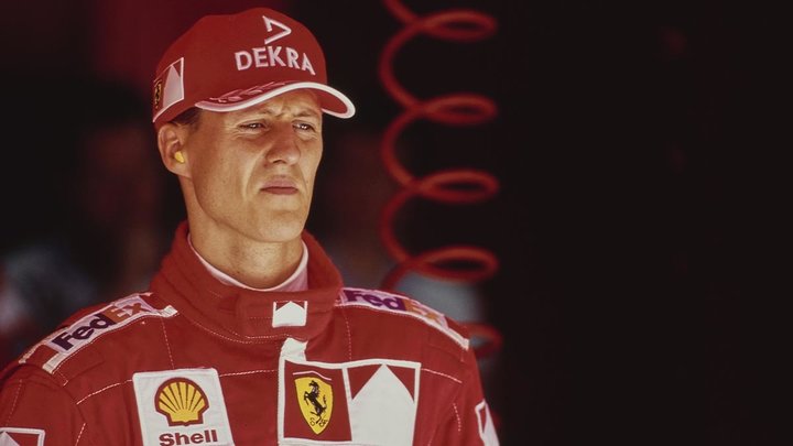 Михаэль Шумахер больше не прикован к постели Теперь он может передвигаться на инвалидной коляске с помощью медсестры и терапевта сообщает Daily Mail В 2013 году спортсмен получил тяжелую черепно мозговую травму во время катания на лыжах Длительное время он был прикован к постели и подключен к аппарату искусственной вентиляции легких Главное здесь Подписывайтесь