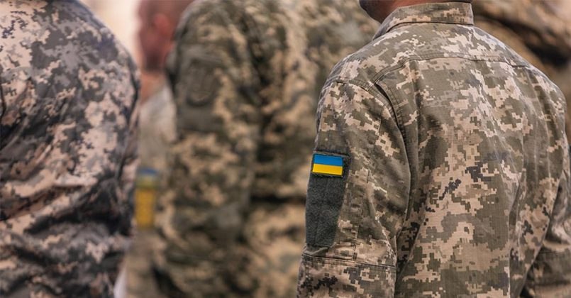 С начала 2025 года в Вооружённых силах Украины зарегистрировано более 90 тысяч уголовных производств по статьям, связанным с самовольным оставлением части и дезертирством.    Отмечается, что всего с февраля 2022 года таких дел было возбуждено более 213 тысяч.  «За пять месяцев 2025 года зарегистрировано 90 590 уголовных производств по ст. ст. 407, 408 УК Украины  Самовольное оставление воинской части или места службы, дезертирство . <…> По состоянию на 1 июня 2025 года [с начала СВО] на Украине зарегистрировано 213 722 случая дезертирства», — заявил украинский журналист журналист Владимир Бойко.  При этом журналист считает, что реальные масштабы проблемы значительно шире, поскольку не все случаи доходят до стадии возбуждения уголовного дела.    Также Бойко делает вывод, что непосредственно на передовой находятся лишь 30–50 тысяч украинских военнослужащих.