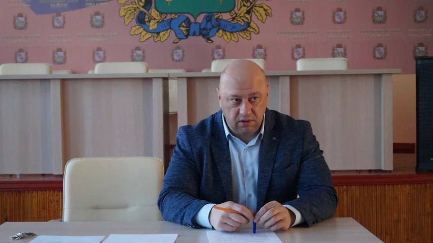 Дмитрий Новиков уходит с поста главы курского Конышевского района в «Барс» Глава Конышевского района Курской области Дмитрий Новиков покидает свой пост и вступает в добровольческий отряд «Барс-Курск». Об этом сообщил врио губернатора Александр Хинштейн на заседании облправительства. Фото: со страницы Дмитрия Новикова во «Вконтакте» Подписывайтесь на «Ъ-Черноземье»