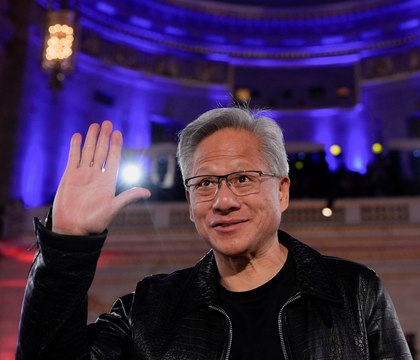 Глава NVIDIA Хуанг попросил TSMC нарастить производство чипов из за спроса на ИИ ускорители Как сообщает Bloomberg гендиректор корпорации NVIDIA Дженсен Хуанг обратился к руководству тайваньского полупроводникового гиганта TSMC с просьбой увеличить производство чипов из за высокого спроса на ИИ ускорители В разговоре с журналистами топ менеджер подчеркнул что поставщики памяти SK Hynix Samsung и Micron уже нарастили объемы выпуска продукции для NVIDIA