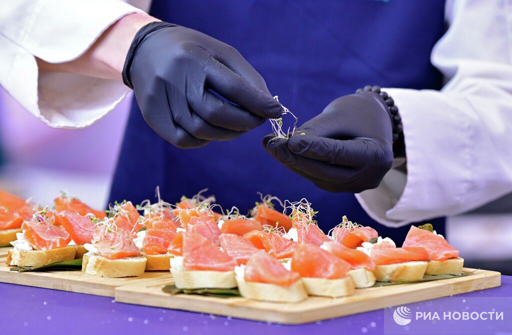 Самой доступной с точки зрения цены красной рыбой к новогоднему столу будет форель 969 рублей за килограмм подсчитали аналитики Килограмм горбуши в среднем стоил 1 429 рублей Лосось обойдется в 2 213 рублей за килограмм Подписаться на РИА Новости