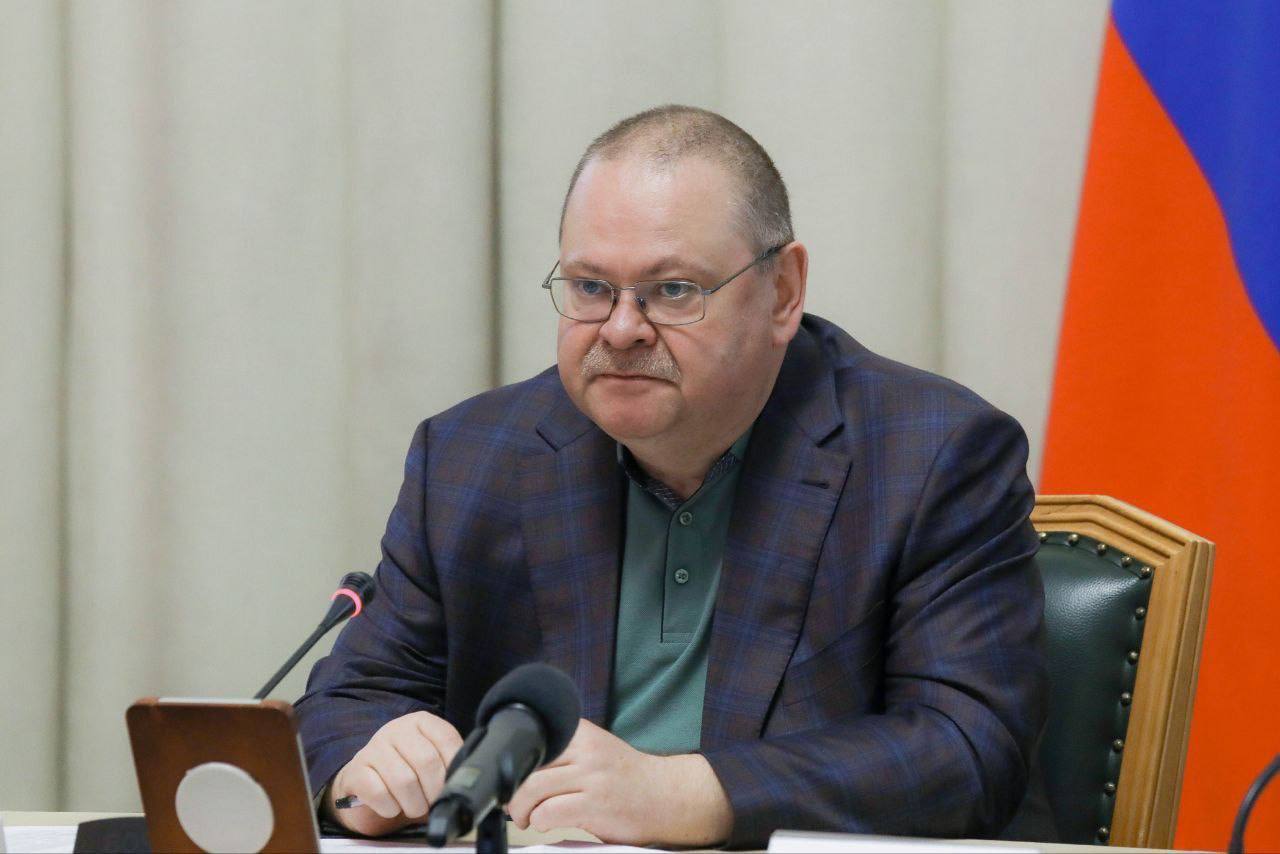 На заседании правительства Пензенской области потребовал четко выдерживать сроки каждого этапа работ по благоустройству общественных пространств Пензы. Особого внимания требуют любимые многими горожанами парки и скверы. В 2025 году запланирован 3-й этап благоустройства ЦПКиО имени Белинского — обновление облика основных аллей, в 2026-м — ремонт исторического ограждения и входной группы с улицы Лермонтова. На следующий год вопрос с приведением в порядок главного парка Пензы должен быть закрыт. Также поэтапно в 2025-2026 годах будет идти облагораживание сквера «Семейный». Мэрии поставлена задача — провести работы первого этапа максимально качественно и оперативно, чтобы в сентябре семьи с детьми уже могли гулять в обновленном сквере. К Дню России и Дню города в сквере Воинской доблести в центре Пензы появится памятный знак участникам СВО. Основой композиции стал символ Z и образ Георгия Победоносца. Монумент уже изготовлен, сейчас в сквере идет организация освещения и обустройство клумб. Подпишись — Олег Мельниченко в Telegram