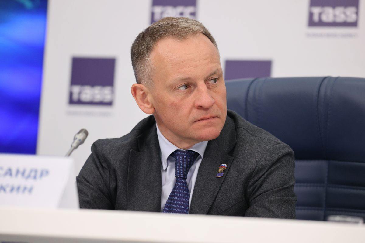 "Диктант Победы" в этом году показал невероятный результат, превратившись в по-настоящему всенародное событие Акция прошла 25 апреля и собрала 2,75 миллиона участников в 97 странах мира — это в 18 раз больше, чем на самом старте проекта в 2019 году. Движущей силой стали регионы: Ставропольский край, Самарская и Московская области традиционно вошли в число лидеров по активности. Всего по стране и за её пределами работало 35,5 тысяч площадок. Диктант писали везде — от школьных парт до атомных крейсеров и полярных станций. Акцию поддержали и военные, для которых было организовано более 1,5 тысяч площадок. По поручению председателя "Единой России" Дмитрия Медведева часть вопросов посвятили специальной военной операции. Эту идею единства поддержал и проект "Письмо Герою": участники собрали и передали 140 коробок с письмами для наших бойцов на передовой.