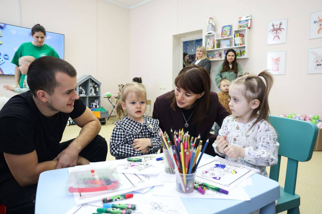 В Ставрополе в Северо Кавказском федеральном университете открыли комнату матери и ребёнка а также группу кратковременного пребывания детей Проект создан для детей студентов аспирантов и молодых преподавателей Открытие прошло в рамках реализации федерального проекта Помоги маме учиться нацпроекта Семья Подробнее здесь ГТРК Ставрополье Читайте нас в MAX