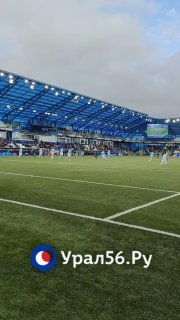 На 9 минуте матча счёт открыли футболисты ФК Оренбург Это полузащитник Эмирджан Гюрлюк получил мяч вблизи штрафной площади продвинулся вперед и точно пробил в дальний нижний угол ворот ФК Сочи 1 0 Отличное начало