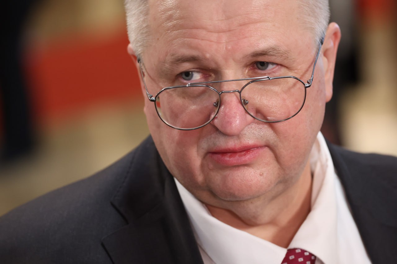 "Развивать экономику вместе с евразийскими партнерами выгоднее, чем поодиночке". Евразия выходит вперед Россия, ее соседи и ближайшие союзники будут процветать, построив общее экономическое пространство в Евразии. Завершение глобализации не помешает, а только ускорит интеграцию в рамках Евразийского экономического союза. Насколько большой может стать зона свободной торговли? Не повредит ли рабочая миграция национальным интересам России? Что все-таки лучше для России, быть самой европейской страной в Азии или самой азиатской страной в Европе? Об этом и не только накануне Дня ЕАЭС в интервью "Российской газете" рассказал заместитель председателя правительства России Алексей Оверчук: Фото: Валерий Шарифулин / ТАСС