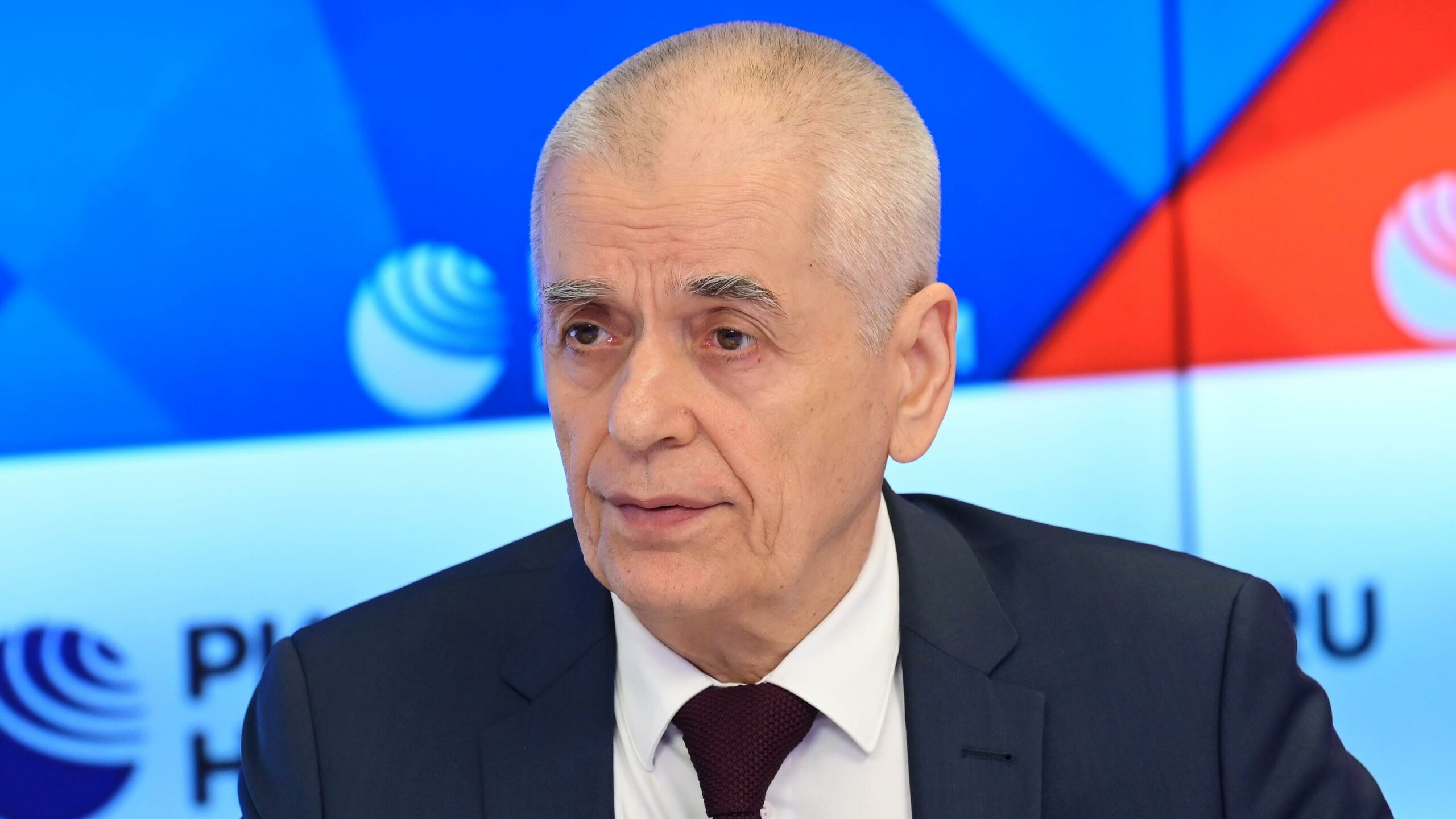 Некоторые регионы России переступят порог заболеваемости гриппом уже в последнюю десятидневку декабря период наибольшего подъема придется на середину января сообщил РИА Новости академик РАН заместитель президента Российской академии образования Геннадий Онищенко Обстановка по гриппу в России находится в пределах среднемноголетних параметров но идет в рост сказал Онищенко По его словам в ближайшее время ситуация с заболеваемостью гриппом не раскрутится потому что для цепной реакции нужно время Это будет в третьей декаде декабря некоторые регионы переступят порог заболеваемости гриппом ред Уже были попытки в Якутии были попытки в Бурятии но все начнется самый основной подъем начнется после школьных зимних каникул потому что школьники разъедутся добавил Онищенко Он уточнил что во время длинных новогодних каникул россияне могут отправиться за рубеж и оттуда что нибудь привезти