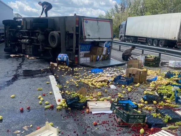 Фура с фруктами перевернулась на трассе в Ростовской области. Происшествие случилось 19 мая между Аютой и Новоперсиановкой. Килограммы черешни, винограда и яблок разбросаны по всей проезжей части.