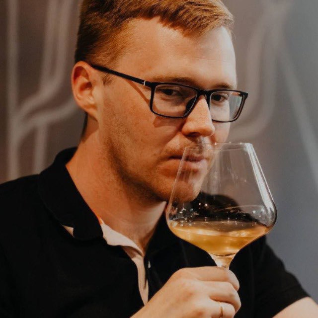 Умер гастроблогер Алексей Мельников Он создал телеграм каналы Мельников в городе Афиша Екатеринбурга Екатеринбург Online и бота Где мой трамвай О его смерти сообщила жена Марина в своих соцсетях Алексею было 34 года Мне кажется я раньше никогда не думала о смерти Мне всегда казалось что количество моих болячек доконает меня первой Но сегодня случилось горе написала она Причину смерти не раскрывают У Алексея осталась трехлетняя дочь Фото телеграм канал Мельников в городе Новости из Екатеринбурга