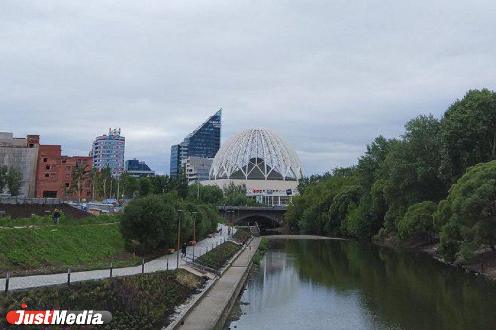 В Екатеринбурге до конца 2025 года появится подземный переход, который свяжет два участка набережной Исети: со стороны Дендропарка на 8 Марта и новой Ледовой арены.   Расположится он перпендикулярно мосту на Куйбышева.Об этом в эфире телеканала «Россия 24» заявил глава города Алексей Орлов.   Ширина тоннеля — 4 метра, длина — 30 метров. Вдоль перехода установят камеры видеонаблюдения, фонари, скамейки и урны. На мосту по Куйбышева появится подсветка, а близлежащие сети водопровода и канализации – обновят.  «Благодаря новому тоннелю екатеринбуржцы смогут перейти из Дендрологического парка на 8 Марта к пространству вдоль цирка и строящейся Ледовой арены. Тоннель станет хорошим дополнением к благоустроенному участку набережной Исети от Куйбышева до Декабристов. Работы там начались еще в 2023 году и продолжатся до ноября 2025», — отметил мэр.   Сейчас специалисты реализовали 70% проекта. Они уже смонтировали ливневки, канализацию, лестницы и габионные конструкции. Через реку Исеть перебросили пешеходный мост. Завершается укладка плитки и установка фонарей. Впереди — устройство берегов, газонов и амфитеатров.  В общей сложности рабочие уложат более 12 000 квадратных метров нового покрытия, еще 15,6 тысячи – озеленят. Длина благоустраиваемой территории составляет 1,3 тысячи метров  оба берега .