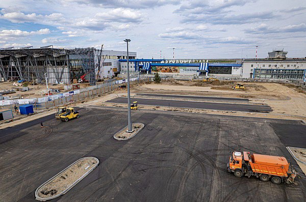 В аэропорту Благовещенск стартовали работы по асфальтированию участка привокзальной площади В Международном аэропорту Благовещенск Игнатьево им. Н.Н. Муравьева-Амурского стартовали работы по асфальтированию второго участка привокзальной площади. Об этом сообщает AVIA.RU со ссылкой на данные пресс-службы воздушной гавани. "В рамках второго этапа благоустройства привокзальной площади стартовали работы по асфальтированию нового участка парковочной зоны. Строителям предстоит уложить порядка 13 000 м2 асфальтового покрытия и установить 1000 м.п. бордюров. После завершения этих работ, в эксплуатацию будет передано 224 машино-места и 4 группы автоматического парковочного оборудования", – отмечается в сообщении воздушной гавани. aviaru.net/n283747