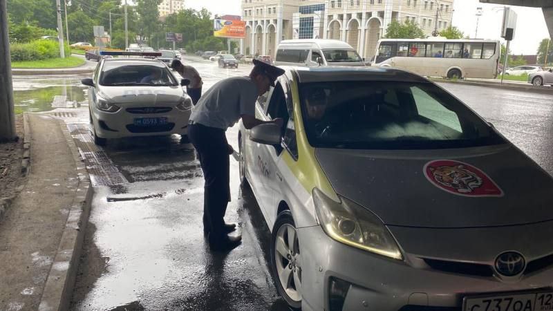 В Приморье с начала года привлечено к ответственности более 400 водителей такси за нарушение ПДД За этот период проверен более 1,5 тысяч транспортных средств, привлечено к ответственности 409 водителей и 13 должностных лиц. Выявлены грубые нарушения: управление без прав, отсутствие диагностической карты и нарушение квалификационных требований к перевозчикам. Пассажирам такси рекомендуют пользоваться услугами легальных перевозчиков для собственной безопасности. Если вы стали свидетелем нарушений, сообщайте в полицию: дежурная часть Госавтоинспекции Приморского края — 231-09-08, УМВД России по Приморскому краю — 8 423 249-04-91.
