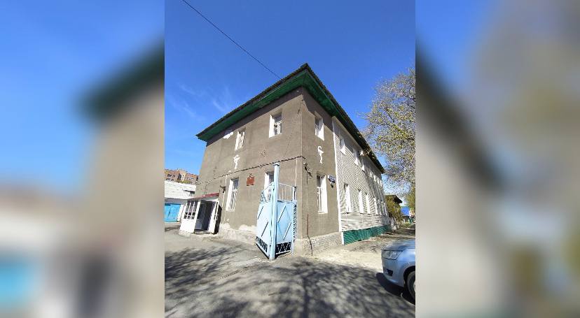 В центре Омска за 41 млн продают ветеринарную станцию  Министерство имущественных отношений Омской области объявило о проведении аукциона по продаже крупного объекта недвижимости в центральной части города. Лот представляет собой двухэтажное здание ветеринарной станции площадью 618,6 кв. м, расположенное по адресу улица 30 лет ВЛКСМ, 40.   Помимо здания ветстанции в лот входят гараж, приборы учета и системы видеонаблюдения.  Отметим, что объект включен в региональную программу приватизации государственного имущества на период 2025–2027 годов и выставлен на продажу впервые. Торги назначены на 11 сентября.  Минимальная стоимость комплекса определена в размере 41,1 млн рублей, а размер шага повышения стоимости установлен в сумме 2,055 млн рублей. Одновременно оглашена информация о цене выкупа земельного участка под зданием, составляющего 17,44 млн рублей. Она была прописана в официальном документе, утвержденном министром имущественных отношений Владимиром Ершовым, вчера, 11 августа.