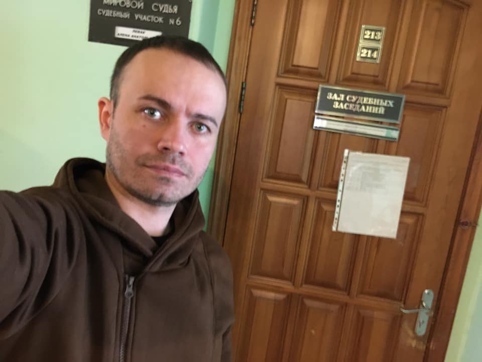 Бывшего екатеринбургского журналиста, эмигрировавшего из России, внесли в список террористов В обновлённом списке экстремистов и террористов Росфинмониторинга Дмитрий Фоминцев помечен звёздочкой , что означает возбуждение против него дела по террористической статье. Фоминцев, возглавлявший на Урале издание «ТочкаНьюс», в прошлом году переехал в Германию на фоне возбуждения против него дела по статье об «оскорблении чувств верующих». Своё издание он закрыл, а позже удалил и свой авторский телеграм-канал. В России Фоминцев объявлен в розыск. Вероятнее всего, новое дело возбуждено по статье «оправдание терроризма» из-за высказываний Фоминцева в соцсетях. Фото: соцсети Телеграм-канал Поддержать Подписаться Прислать новость 18+