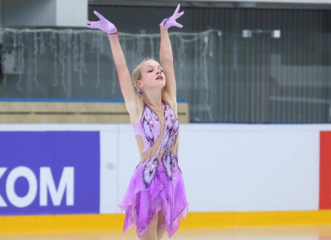 Стало известно кто будет новым тренером Елены Костылевой после ухода от Плющенко Чемпионка России среди юниоров в финале Гран при Елена Костылева по данным агентства РИА Новости Спорт намерена продолжить спортивный путь под руководством тренера Софьи Федченко Об этом сообщает информагентство ссылаясь на свои источник близкий к ситуации Ранее о завершении работы с 14 летней фигуристкой официально объявил ее бывший наставник Евгений Плющенко Позже мама спортсменки подтвердила что дочь уже тренируется с новым специалистом однако его имя не называла Читать полностью