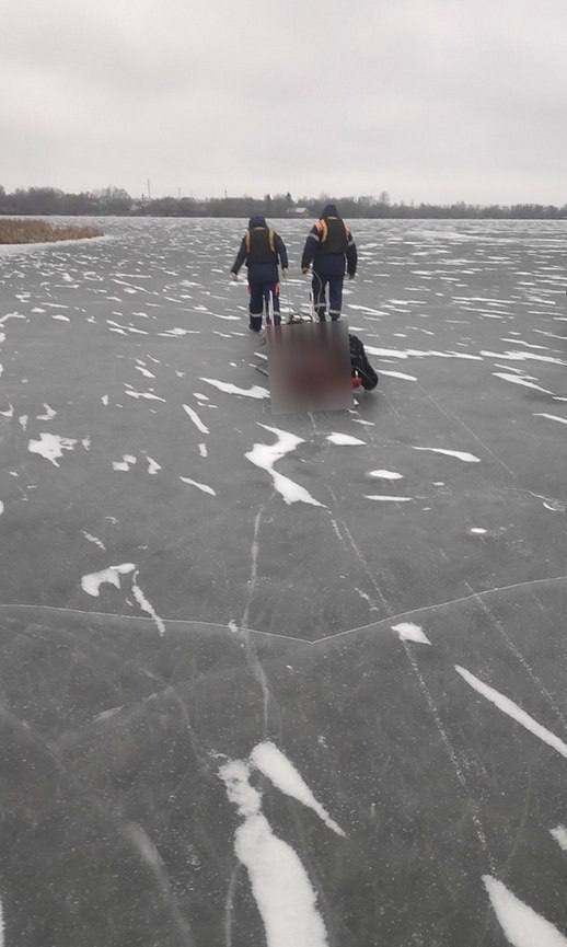 Вчера в деревне Ушаково Курского района обнаружили вмерзшего в лед мужчину    На пруду обнаружили лежащего на льду человека. Сдвинуть его не удалось — мужчина вмерз в лед.  С поверхности пруда его извлекли спасатели и водолазы. Тело погибшего передали сотрудникам полиции. Причину смерти установит экспертиза.    Жесть Курск — подписаться