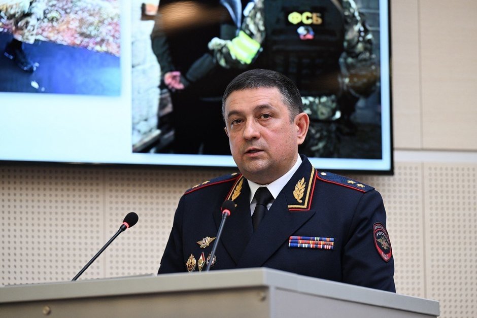 Выявлено 7 пособников спецслужб Украины глава МВД Татарстана отчитался о борьбе с врагами России В список привлеченных к уголовной ответственности за терроризм и экстремизм попали два курсанта Казанского танкового училища За год на территории республики выявлено 100 преступлений террористического и экстремистского характера В марте один курсант Казанского высшего командного танкового училища пошел на поджог кабины машиниста локомотива на станции Юдино за вознаграждение а спустя месяц другой курсант занялся расклейкой листовок запрещенного в РФ террористического движения Атеш Об этом сегодня сообщил глава МВД Татарстана Дамир Сатретдинов на итоговой коллегии ведомства передает журналист Реального времени Генерал лейтенант полиции подчеркнул что работа в этих направлениях ведется совместно с ФСБ прокуратурой Следственным комитетом и ФСИН И по ее результатам за 12 месяцев в суд направлено 67 уголовных дел Запрещенная в РФ международная террористическая организация Подпишитесь на Реальное время в МАХ Telegram Дзен