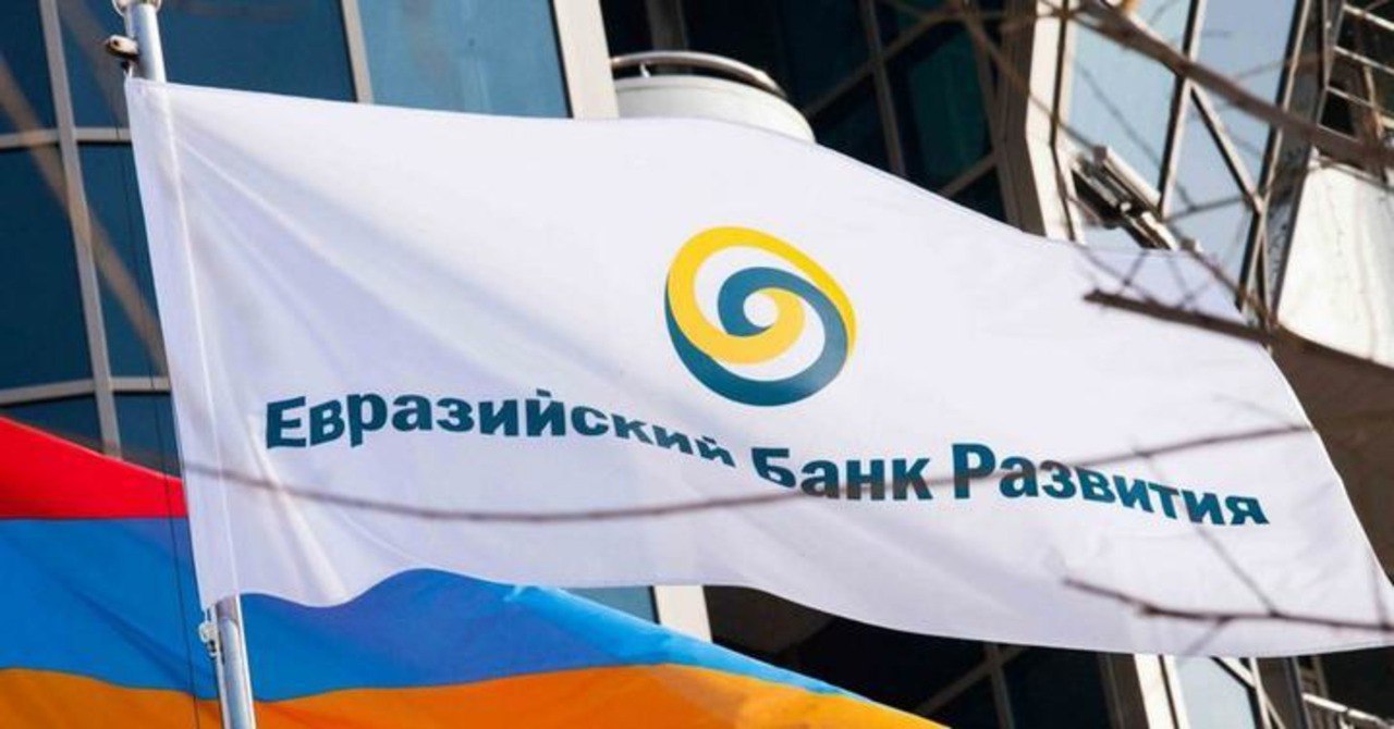 Еженедельный макрообзор ЕАБР ВВП Армении за первое полугодие 2025 года увеличился на 5 6 по сравнению с аналогичным периодом прошлого года Наибольший вклад в рост внесли сектора услуг и строительства Финансовая деятельность 17 3 г г Информация и связь 18 3 г г Строительство 20 8 г г Основными драйверами со стороны спроса стали Потребительские расходы домашних хозяйств 11 5 г г Инвестиции 25 9 г г Деловая активность в России остается умеренной Индикатор бизнес климата Банка России повысился до 2 1 п в августе 2025 года июль 1 3 п Показатель краткосрочных ожиданий компаний вырос до 9 6 п июль 8 2 п Оценка текущей ситуации указывает на снижение деловой активности 5 1 п после 5 3 п Опросы также фиксируют рост ценовых ожиданий бизнеса и инфляционных ожиданий населения до 13 5 в августе после 13 в июле Армения Экономика ВВП ДеловаяАктивность Инвестиции