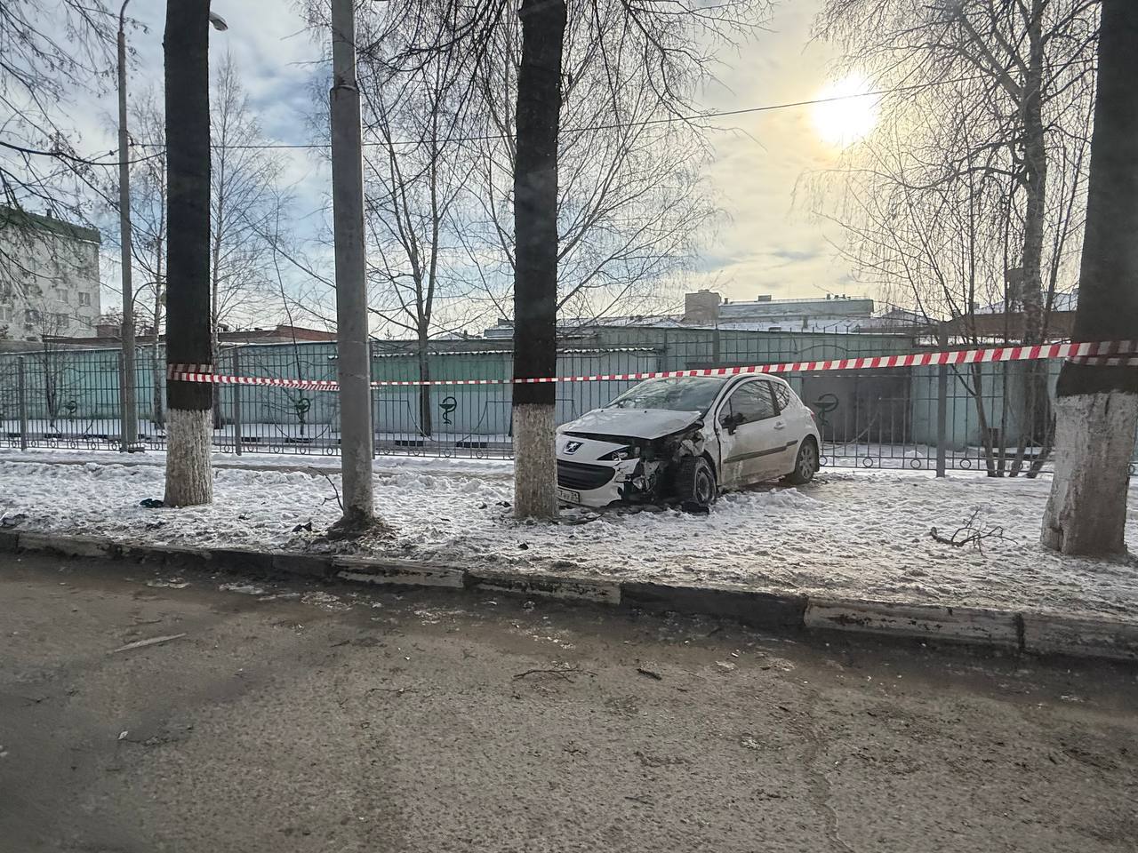 В Губкине устанавливаются обстоятельства ДТП, в результате которого погибла 68-летняя женщина-пешеход.   19 февраля около 08:20 на перекрестке улиц Ленина и Кирова произошло столкновение автомобиля «Пежо» под управлением 67-летней женщины и служебного автомобиля «УАЗ» полиции. В результате «Пежо» изменил траекторию и наехал на пешехода. Женщина была доставлена в больницу, но скончалась от травм. Водитель «Пежо» также обратилась за медицинской помощью. Ведется расследование.   прислать новость за вознаграждение