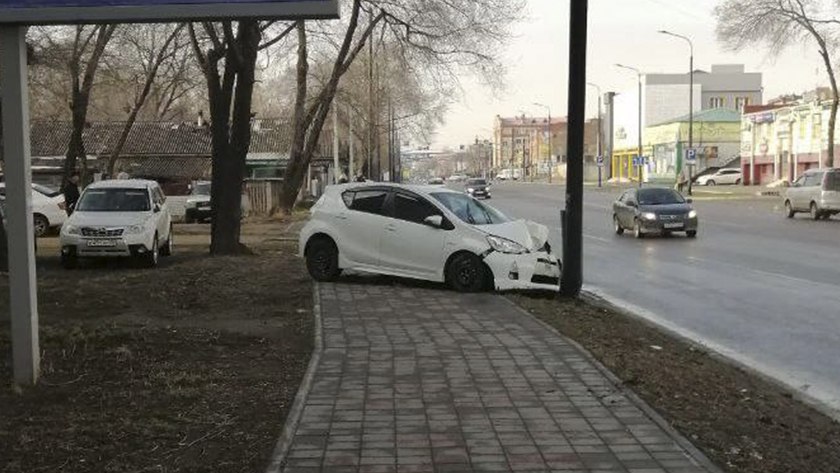 Фонарь в Благовещенске вновь "помешал" автолюбителю ДТП с участием уличной опоры случилось на улице Мухина, 85. По предварительной оценке, ремонт обойдется бюджету города примерно в 50 тысяч рублей. Однако если потребуется полная замена конструкции, расходы увеличатся до 120 тысяч. Администрация обратится к страховщикам виновника аварии. Окончательные расчеты будут произведены после завершения ремонтных работ. В мэрии Благовещенска отмечают, что это уже 11 подобный случай с начала года. Перейти на сайт