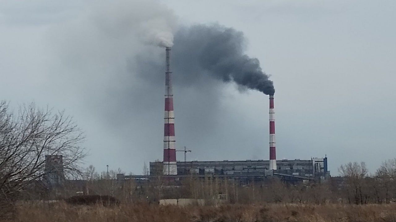 ТЭЦ и канализация: Омск оказался в конце экологического рейтинга Омск расположился в конце списка «Национального экологического рейтинга» регионов России за весну 2025 года. Омская область заняла 78-ю позицию в списке. Чаще всего в крупных городах эксперты «Зеленого патруля» выделяют загрязнение атмосферного воздуха как основную экологическую проблему. Директор природоохранных программ организации Роман Пукалов объясняет ухудшение воздушной обстановки в Омске влиянием двух факторов. – В Омске летела угольная пыль из труб ТЭЦ и пахло сероводородом из старой канализации, – рассказал Пукалов изданию «Коммерсантъ». Напомним, что в прошлом месяце омский воздух был признан самым загрязненным в России. Количество микрочастиц, обнаруженных в воздухе, превышало норму в 3 раза.