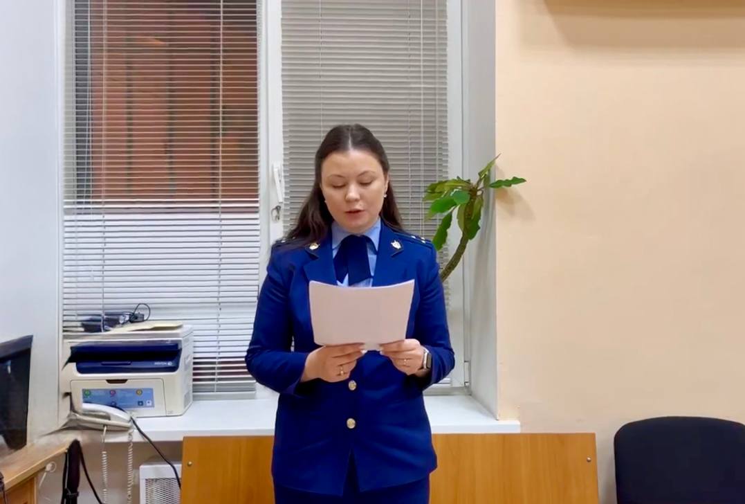 В Хабаровске вынесен приговор сотруднику полиции и телеведущему за мошенничество и посредничество во взяточничестве Кировский районный суд г Хабаровска вынес приговор по уголовному делу в отношении сотрудника полиции и 30 летнего телеведущего В зависимости от роли и степени участия они обвиняются по ч 3 ст 30 ч 4 ст 159 УК РФ покушение на мошенничество ч 4 ст 291 1 УК РФ посредничество во взяточничестве Напомним в декабре 2024 года местный житель в отношении которого возбуждено уголовное дело в ходе переписки в мессенджере попросил телеведущего оказать содействие в прекращении уголовного преследования путем освещения в средствах массовой информации публикации якобы о его незаконном задержании Желая помочь знакомому в решении данного вопроса работник телеканала обратился к руководителю отдела экономической безопасности и противодействия коррупции Хабаровского ЛУ МВД России на транспорте Полицейский не имея полномочий связанных с принятием решения о прекращении уголовного преследования сообщил о необходимости передачи 2 млн рублей в качестве вознаграждения сотрудникам правоохранительных органов за положительное решение вопроса При передаче взятки телеведущий был задержан Представитель власти попытался скрыться но был задержан на территории Амурской области  Суд приговорил сотрудника полиции к 4 годам лишения свободы с отбыванием наказания в исправительной колонии общего режима Также он лишен права занимать должности связанные с осуществлением функций представителя власти и выполнением организационно распорядительных полномочий в государственных органах на 2 года Телеведущему назначено наказание в виде штрафа в размере 2 млн рублей  Решение суда не вступило в законную силу решается вопрос о его обжаловании Прокуратура Хабаровского края