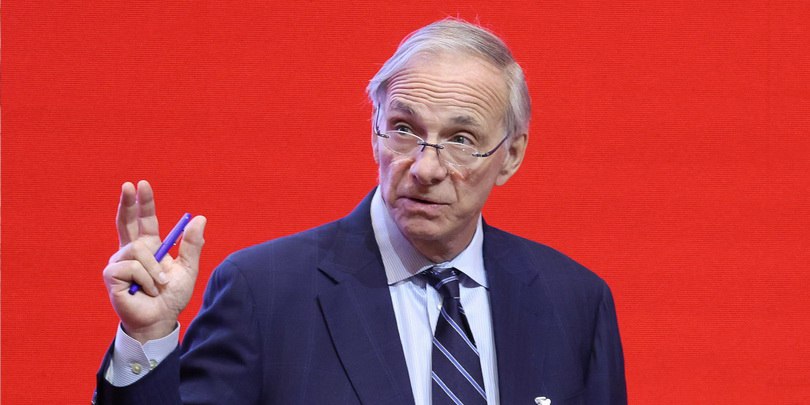 Миллиардер и основатель крупнейшего в США хедж-фонда Bridgewater Associates Рэй Далио предупреждает, что нынешняя обеспокоенность инвесторов по поводу пошлин и их влияния на экономику отвлекает внимание от более серьезных изменений. Далио подчеркивает, что в мире происходят трансформации в монетарных, политических и геополитических системах, которые случаются раз в поколение.  Он считает, что неспособность учитывать данные изменения может привести к тому, что инвесторы не смогут своевременно распознать значительные потрясения в будущем. Сейчас многие сосредоточены на новостях о пошлинах и их непосредственном эффекте, но, по мнению Далио, они упускают из виду более глобальные факторы, которые оказывают влияние на всё.