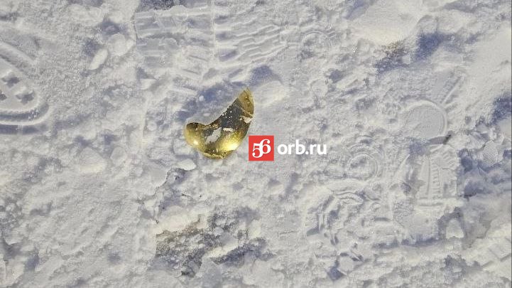 До Нового года еще далеко а траты на праздник уже начались По крайней мере у мэрии Оренбурга Администрация объявила закупку елочных шаров аж почти на полмиллиона рублей Горожане конечно могут возмутиться ну куда такие траты Но у чиновников как говорится тут все козыри на руках Помните в прошлом году Городовой писал как выглядели еще до праздников городские елки Не прошло и недели после их установки как в администрации заявили о вандалах которые намеренно крушат елочные игрушки В декабре пришлось заменить примерно 250 шаров А до конца праздников игрушек под замену добавилось еще Причем блестящие украшения не только ломали но и уносили с собой видимо в качестве сувениров Ну а зачем еще дома нужны шары 30 см в диаметре Вот и итог шариков в закромах не хватает А что стоят они полмиллиона Так наверное противоударные будут ага И противоугонные со встроенным датчиком GPS не иначе orengorodovoy теперь и в МАХ