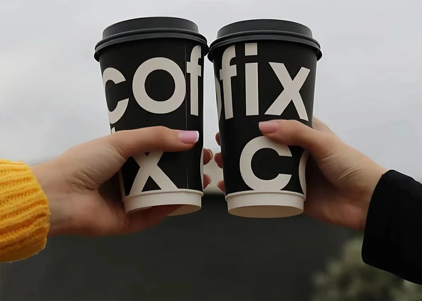 Cofix готовится к продаже Российский бизнес сети бюджетных кофеен Cofix выставлен на продажу Главный претендент фонд Бумеранг Капитал уже владеющий Даблби Оценка сделки 1 25 1 4 млрд руб Ни Cofix ни Бумеранг Капитал комментировать переговоры не стали Cofix входит в топ 5 сетевых кофеен страны по числу точек Впереди только Coffee Like 1 тыс заведений One Price Coffee 400 и Surf Coffee 300 При этом все крупные игроки вместе занимают меньше 20 рынка в России работает 13 15 тыс кофеен и рынок по прежнему сильно фрагментирован Логика покупателя понятна два актива в одних руках дают экономию на закупках и логистике Но момент непростой зерно подорожало на 25 30 за год трафик кофеен упал на 20 а часть аудитории перетекла в кофе станции супермаркетов MAX Дзен VK Telegram МагМаг Новости Cofix кофейни общепит