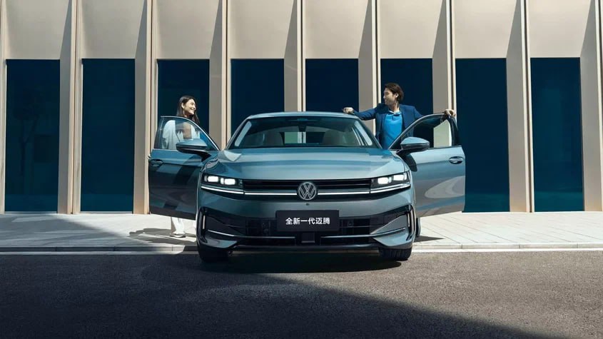 Китайские Volkswagen отправятся на экспорт Концерн Volkswagen пересмотрел свою стратегию В Китае для Китая решив начать поставлять изначально разработанные для локального рынка модели на экспорт Стартует проект с Ближнего Востока до конца осени здесь официально появятся в продаже два седана созданные VW вместе с FAW Magotan и Sagitar По предварительным данным их могут вывести как под оригинальными названиями так и переименовав в более привычные в глобальном масштабе Passat и Jetta Кроме того концерн планирует развивать марку Jetta причём как в самой КНР в линейке появятся новые модели с электрифицированными силовыми установками так и за её пределами Машины этого бренда VW и FAW рассчитывают начать поставлять в страны Центральной Азии autoruonline