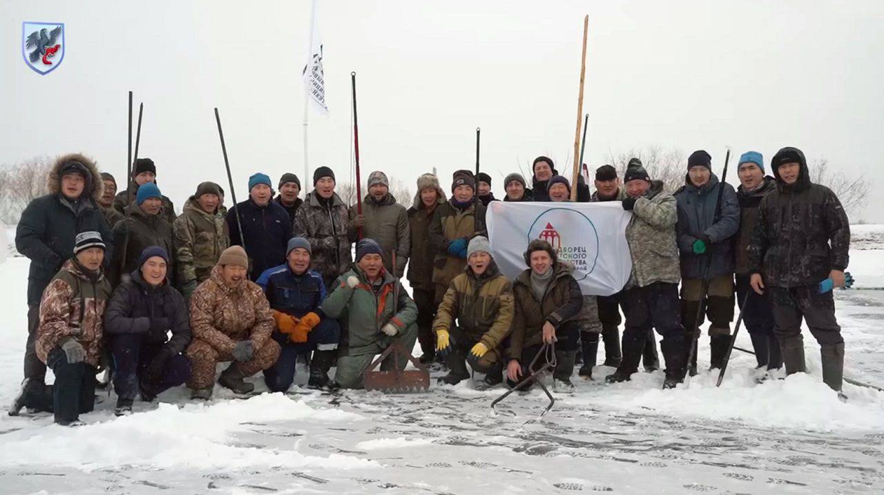 В Якутске заготовили лед для семей участников СВО и пожилых людей Совет отцов города вместе с сотрудниками администрации и жителями помогли подготовить лед для одиноких пенсионеров и семей военнослужащих находящихся в зоне СВО ulusmedia Читайте нас в MAX